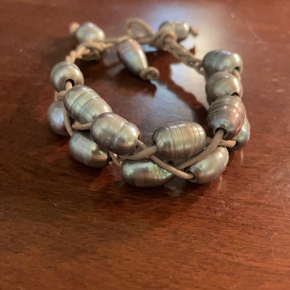 GREY PEARL LEATHER BRACELET - Picture 2 of 3